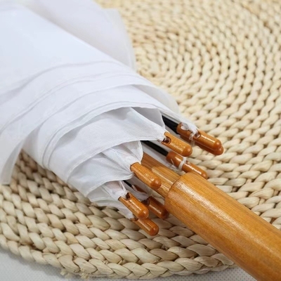 Des parapluies de couleur sur mesure en Espagne avec un cadre en fibre de verre et une poignée en bois