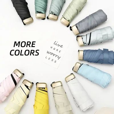 Un parapluie mini pliable de poche avec 87 cm de diamètre ouvert