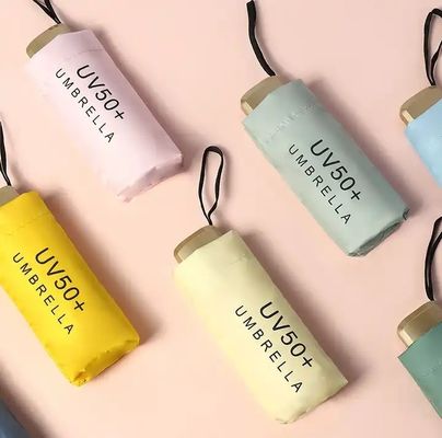 Un parapluie mini pliable de poche avec 87 cm de diamètre ouvert