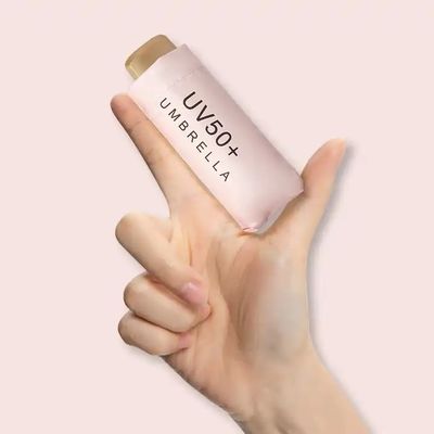 Un parapluie mini pliable de poche avec 87 cm de diamètre ouvert