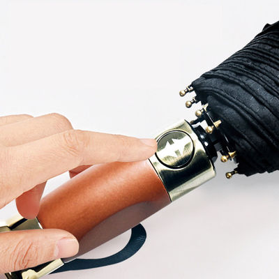 Un parapluie à trois couches renforcé et résistant au vent avec une surface de parapluie de 25 pouces