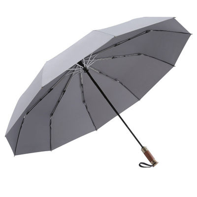 Un parapluie à trois couches renforcé et résistant au vent avec une surface de parapluie de 25 pouces