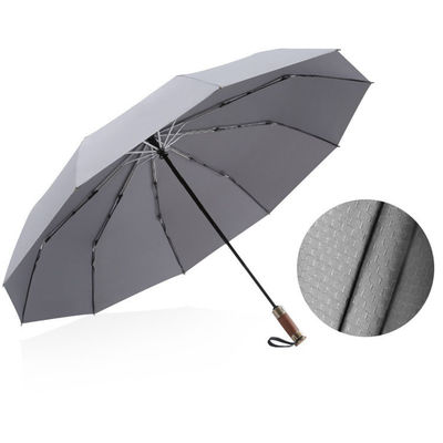 Un parapluie à trois couches renforcé et résistant au vent avec une surface de parapluie de 25 pouces