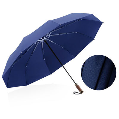 Un parapluie à trois couches renforcé et résistant au vent avec une surface de parapluie de 25 pouces