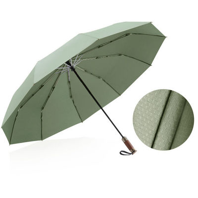 Un parapluie à trois couches renforcé et résistant au vent avec une surface de parapluie de 25 pouces