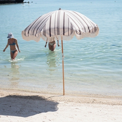 Attraction touristique incontournable à l'extérieur Tassel Beach Parapluie avec base de parapluies