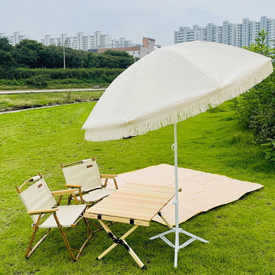 Cadre en acier recouvert de puissance blanche Grand parapluie de plage extérieure avec écharpes et ombrelle