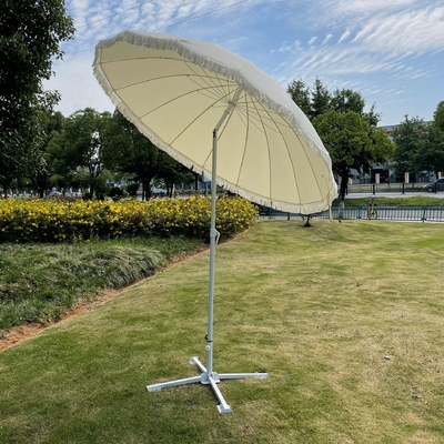 Cadre en acier recouvert de puissance blanche Grand parapluie de plage extérieure avec écharpes et ombrelle