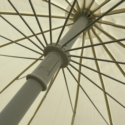 Cadre en acier recouvert de puissance blanche Grand parapluie de plage extérieure avec écharpes et ombrelle