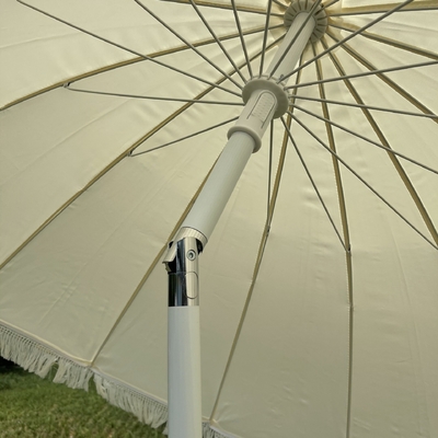 Cadre en acier recouvert de puissance blanche Grand parapluie de plage extérieure avec écharpes et ombrelle