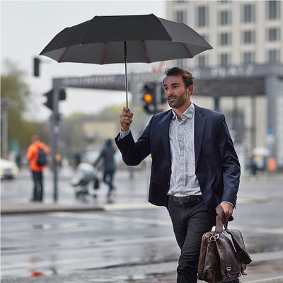 Un parapluie pliable pour hommes avec manche de pneu et un design respirant allemand