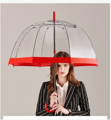 Un parapluie de pluie en plastique en PVC clair pour adultes