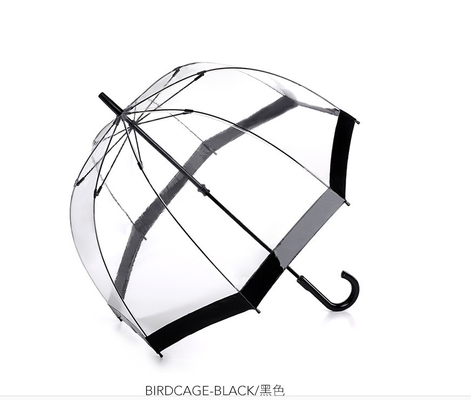 Un parapluie de pluie en plastique en PVC clair pour adultes