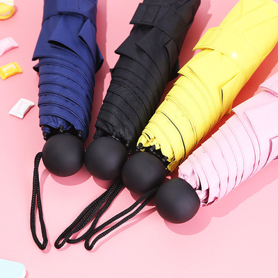 Parapluie triple pliable pour la protection solaire et la personnalisation publicitaire