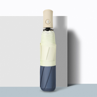 Un parapluie triplé avec conception personnalisée