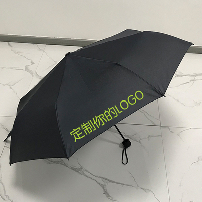 Un parapluie pliable et un ensemble de cadeaux pour la publicité.