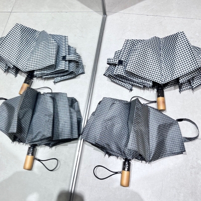 190T Pongee Tissue motif à carreaux cadeau d'affaires Logo personnalisé 10 côtes Bras en bois parapluie