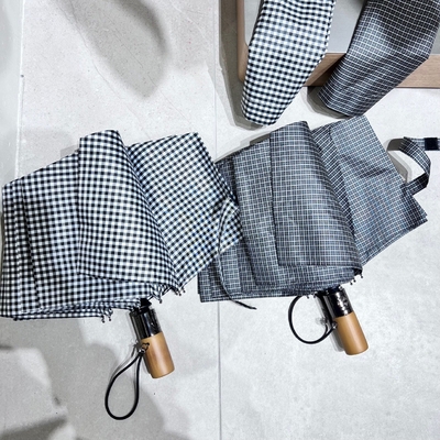 190T Pongee Tissue motif à carreaux cadeau d'affaires Logo personnalisé 10 côtes Bras en bois parapluie