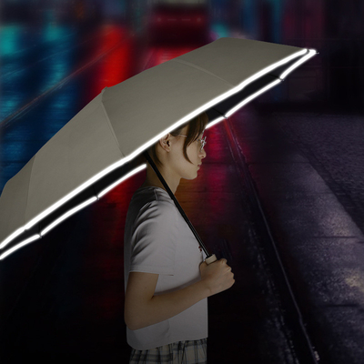 Un écran solaire et un parapluie pour les femmes en déplacement