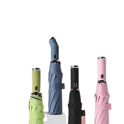 Conception personnalisée Accepté parapluie automatique à trois couches étanche au vent avec lampe de poche LED