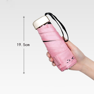 Un parapluie en plastique pour un design léger et pratique