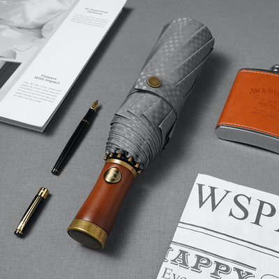 3 parapluies extérieurs à l'épreuve du vent pliés avec impression de logo personnalisée et côtes en fibre de verre