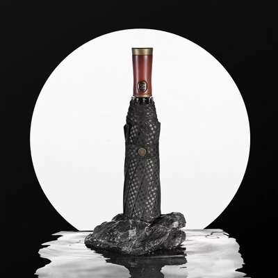 3 parapluies extérieurs à l'épreuve du vent pliés avec impression de logo personnalisée et côtes en fibre de verre
