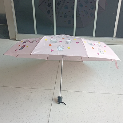 Logo personnalisé imprimé trois couches de tissu recouvert de noir parapluie avec arbre en acier