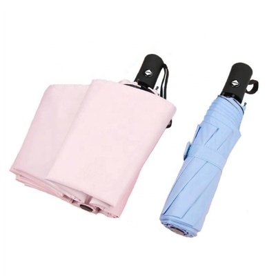 Un parapluie à trois couches avec imprimés sur mesure et protection UV.